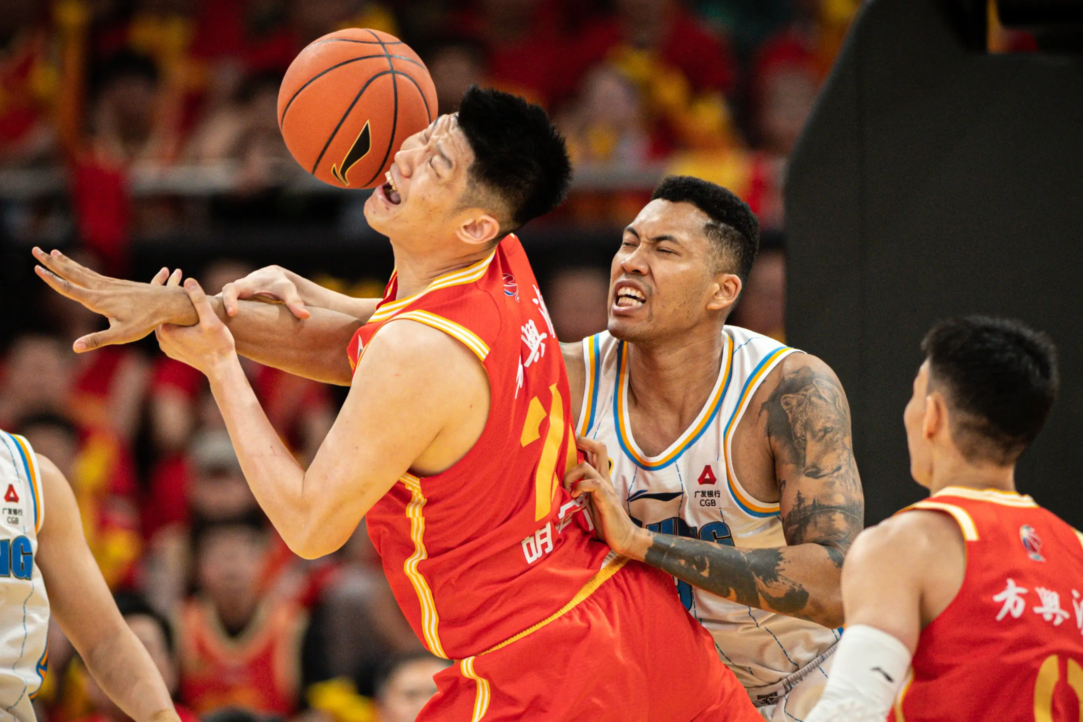 包含转折点俄克拉荷马雷霆造点机会，CBA季后赛今夜攻防权衡，媒体盛赞，身体对抗强度拉满的词条LOL SPORTS